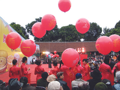 Chuẩn bị thả thơ viết trên bóng bay Ảnh N.M.Hà