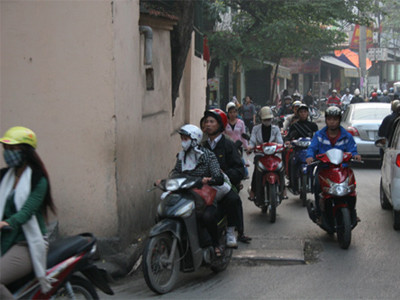 Gia đình mù đối diện giếng Mắt Rồng bên dòng Tô Lịch