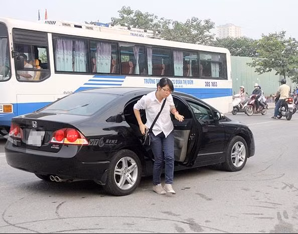 Phụ huynh lái Lexus, Audi đưa con thi vào lớp 10