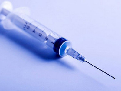 Một người đàn ông bị bắt vì dùng kim tiêm có độc uy hiếp phụ nữ