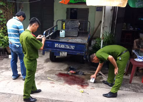 Cảnh sát khám nghiệm hiện trường vụ cô giáo bị đâm gục giữa đường