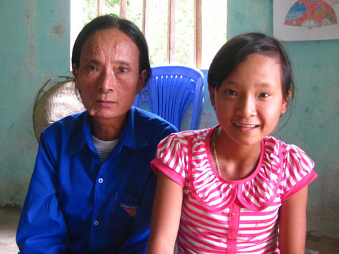 Cô bé 14 tuổi mò cua bắt ốc nuôi mẹ