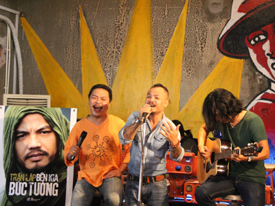 Bên kia Bức Tường là... gạch vụn?