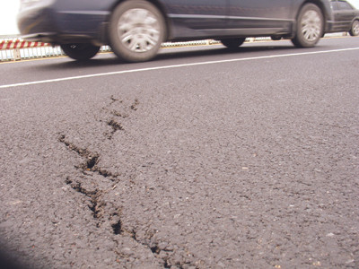 Mặt cầu Thăng Long: Vá chỗ này, rạn chỗ khác. Ảnh: Bảo Khánh