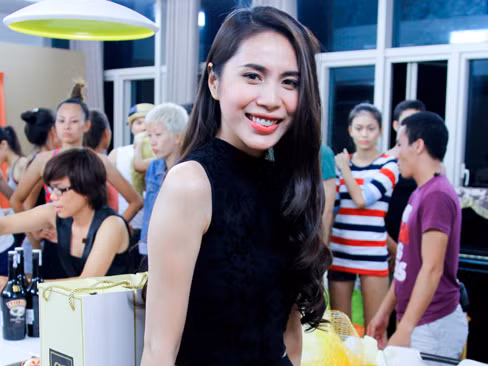 Thủy Tiên khoe da trắng muốt ở nhà chung Next Top Model