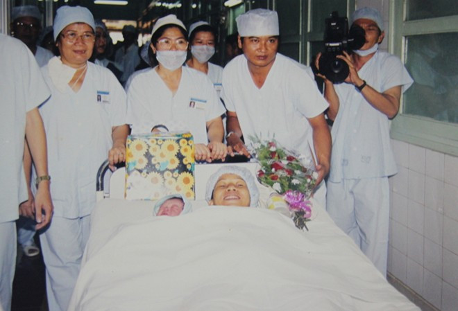 Bé gái VN đầu tiên sinh bằng ống nghiệm mơ làm bác sĩ