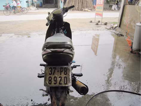 Vớt được xe máy dưới sông