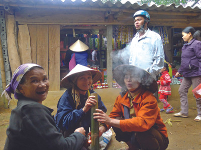 Xem phụ nữ Mường rít thuốc lào