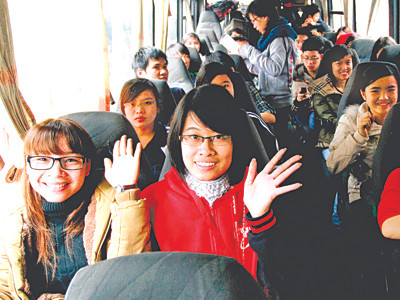 Đưa SV, công nhân về quê đón Tết