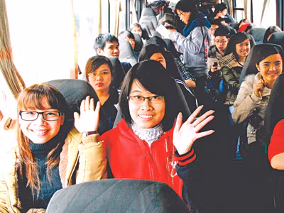Đưa SV, công nhân về quê đón Tết