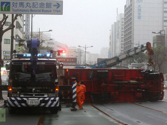 Chiếc xe tải bị lật nhào tại thành phố Naha, quận Okinawa.