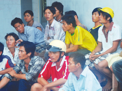 Một số người quậy phá bị tạm giữ