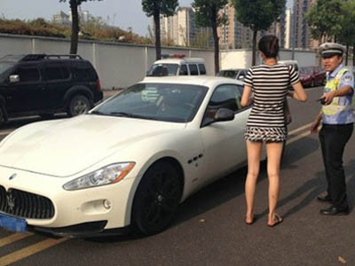 Tiểu thư chân dài đỗ siêu xe giữa đường 'chướng mắt'