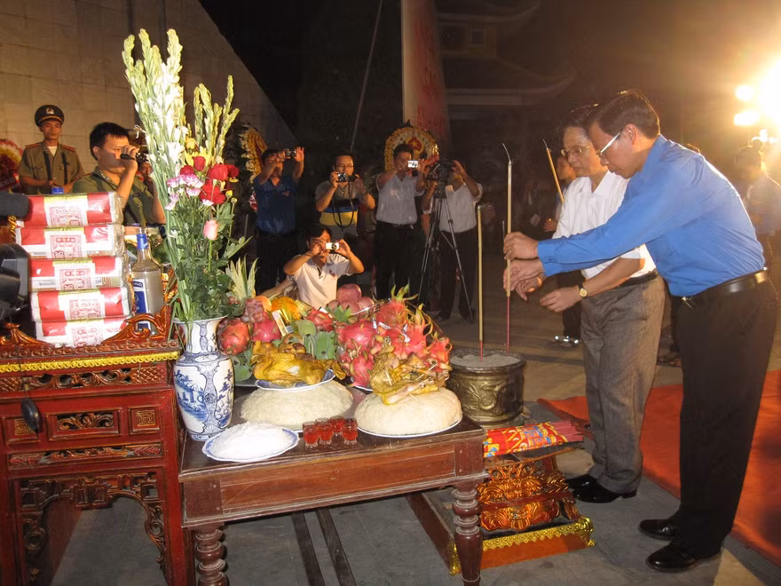 Thắp nến tri ân tại nghĩa trang Việt Lào