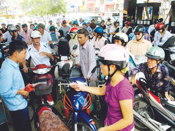 Câu chuyện giá xăng vẫn chưa hạ nhiệt. Ảnh: Hồng Vĩnh