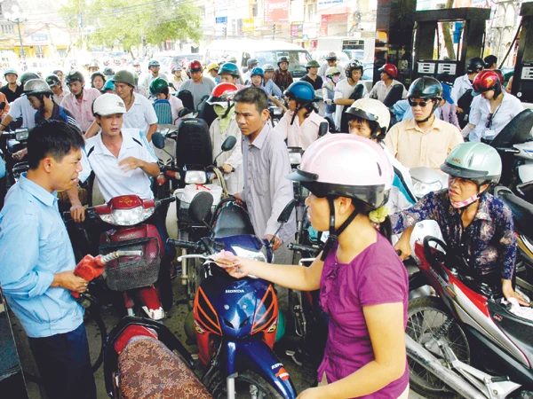 Câu chuyện giá xăng vẫn chưa hạ nhiệt. Ảnh: Hồng Vĩnh
