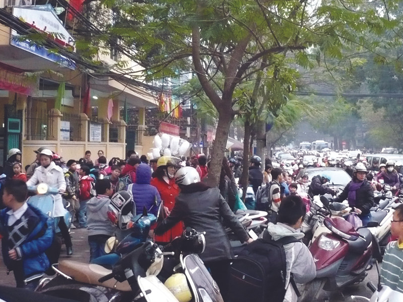 Học sinh tiểu học cũng được điều chỉnh lại giờ tan lớp trước 17h30. Ảnh: Trọng Đảng