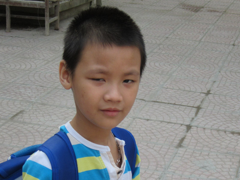 Hành trình ‘lai kinh’ học chữ của bé 6 tuổi khiếm thính