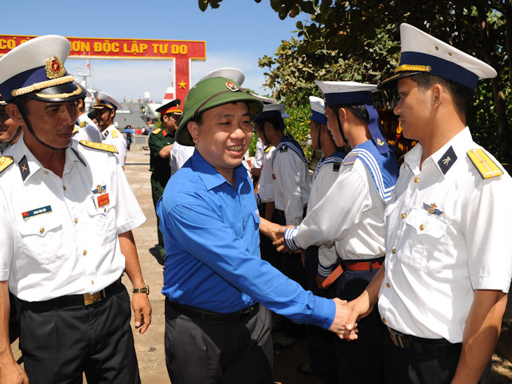 Thăm, tặng quà quân, dân trên đảo Trường Sa Lớn