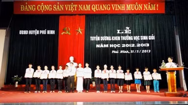Trao giải thưởng cho gần 200 học sinh giỏi