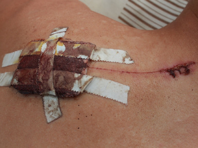 Hàng chục côn đồ đem dao, kiếm truy sát nhà dân