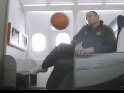 Đá bóng trên máy bay