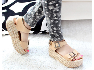 Sandal đế 'bánh mỳ' cho hè thêm cá tính