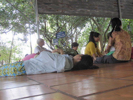 15 người chết, vẫn u mê đổ về chữa bệnh tại ‘khu vườn kỳ lạ’