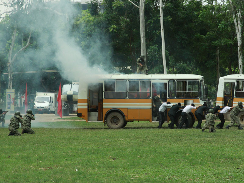 Đặc công Việt Nam biểu diễn chống khủng bố