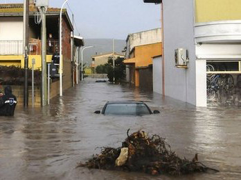 Một chiếc ô tô ngập trong nước lũ