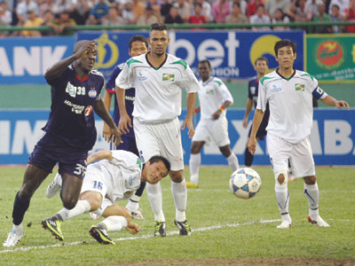 Bình Dương (xanh) thua đậm trước SLNA