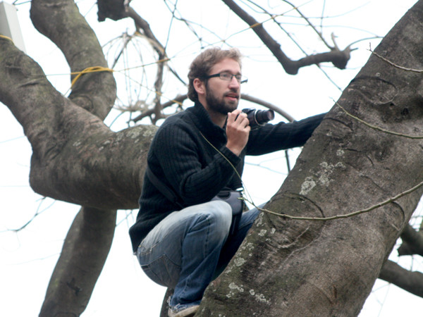 Người nước ngoài cũng trèo cây săn ảnh