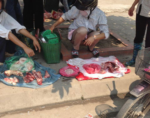 Kinh hoàng ‘chợ’ thịt chân cầu Thăng Long