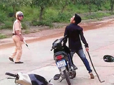 Hắt nước sôi, vác tuýp sắt ‘xử’ công an