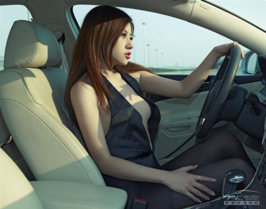 Chân dài diện đồ 'khiêu khích' bên xế hộp