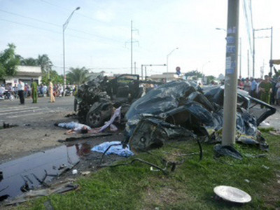 Xe tải đâm xe khách, 11 người thương vong