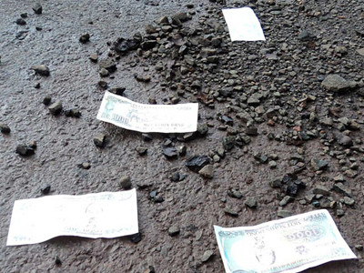 Tiền thật rải đầy đường