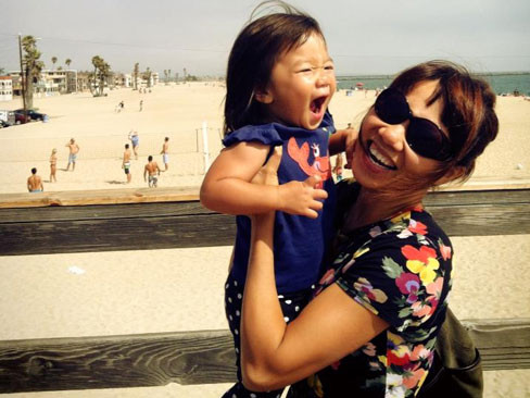 Con gái bé bỏng của Hà Trần hiếu động... hơn mẹ