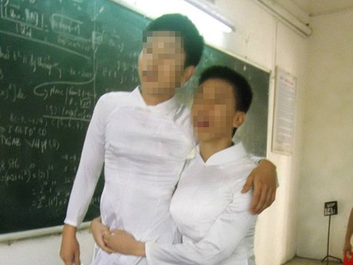 Nam sinh độn ngực, mặc áo dài