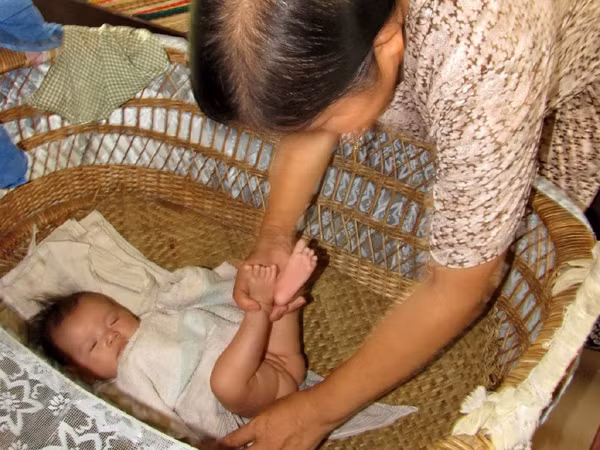 Bé Xòe ốm yếu, bệnh tật được tổ ấm Bình Minh đưa về ngày nào, giờ đã kháu khỉnh, xinh xắn. Ảnh: Ngọc Văn