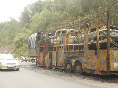 Bốn ô tô bị thiêu rụi trên đường