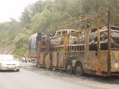 Bốn ô tô bị thiêu rụi trên đường