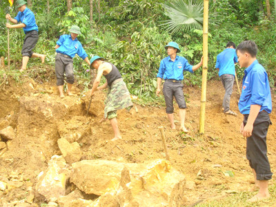 Đoàn viên thanh niên Yên Bái xây dựng đường nông thôn mới