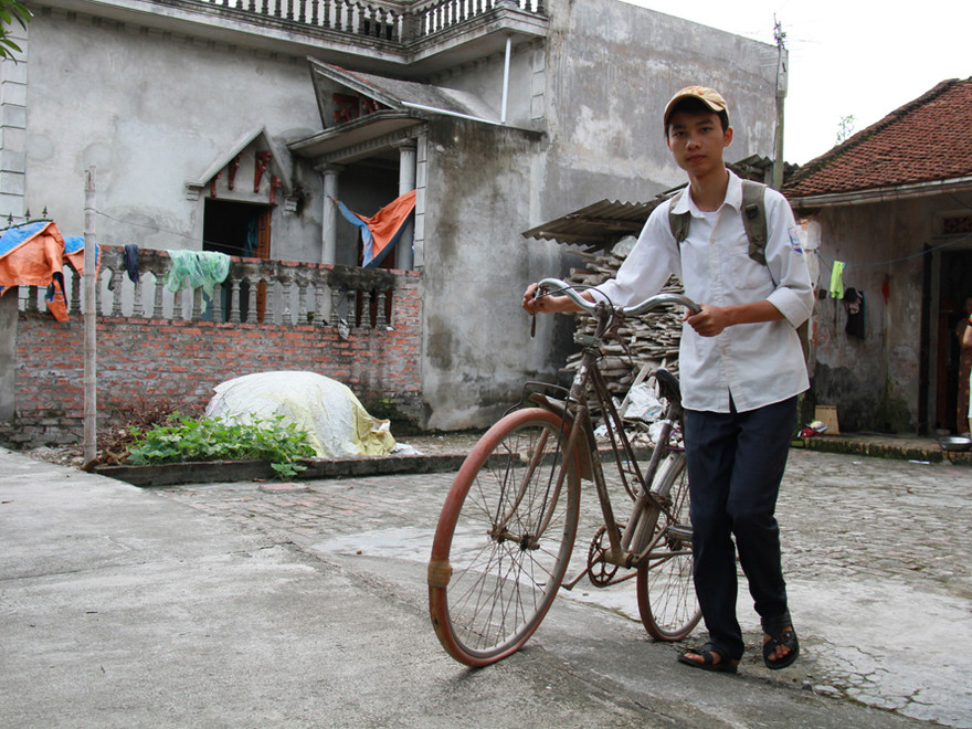 Chiếc xe đạp tàn tạ của thủ khoa Đại học Dược