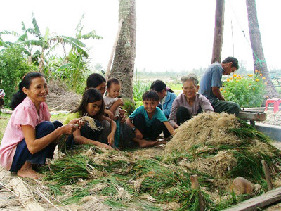 Người dân xã Mỹ Trinh phấn khởi vì kiệu năm nay vừa trúng mùa, được giá
