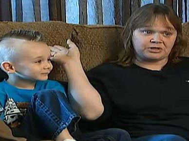 Để kiểu tóc lạ Mohawk, bé 5 tuổi bị cấm tới trường