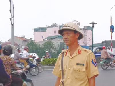Cảnh sát giao thông làm xe ôm, lái taxi