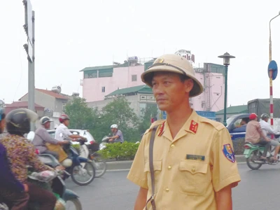 Cảnh sát giao thông làm xe ôm, lái taxi