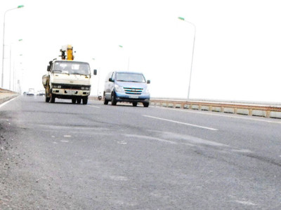 Hơn 90 tỷ đồng sửa mặt cầu Thăng Long: Coi như… phí thử nghiệm