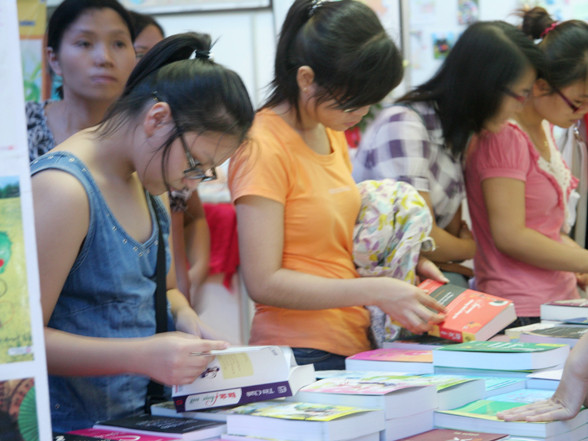 Nhộn nhịp hội chợ sách và sản phẩm giáo dục 2011